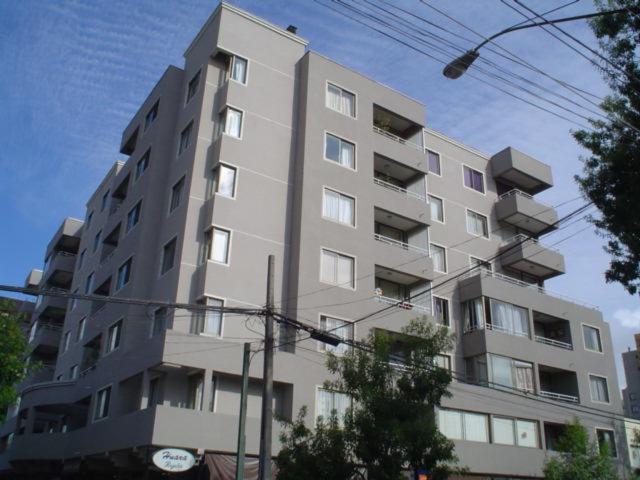 un gran edificio de apartamentos con ventanas laterales. en Delpino Propiedades Veracruz, en Viña del Mar