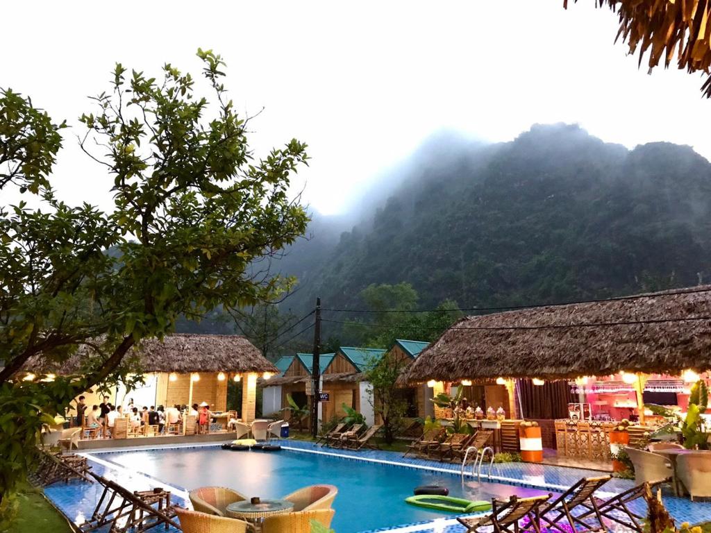 een resort met een zwembad met bergen op de achtergrond bij Trang An Bungalow in Ninh Binh
