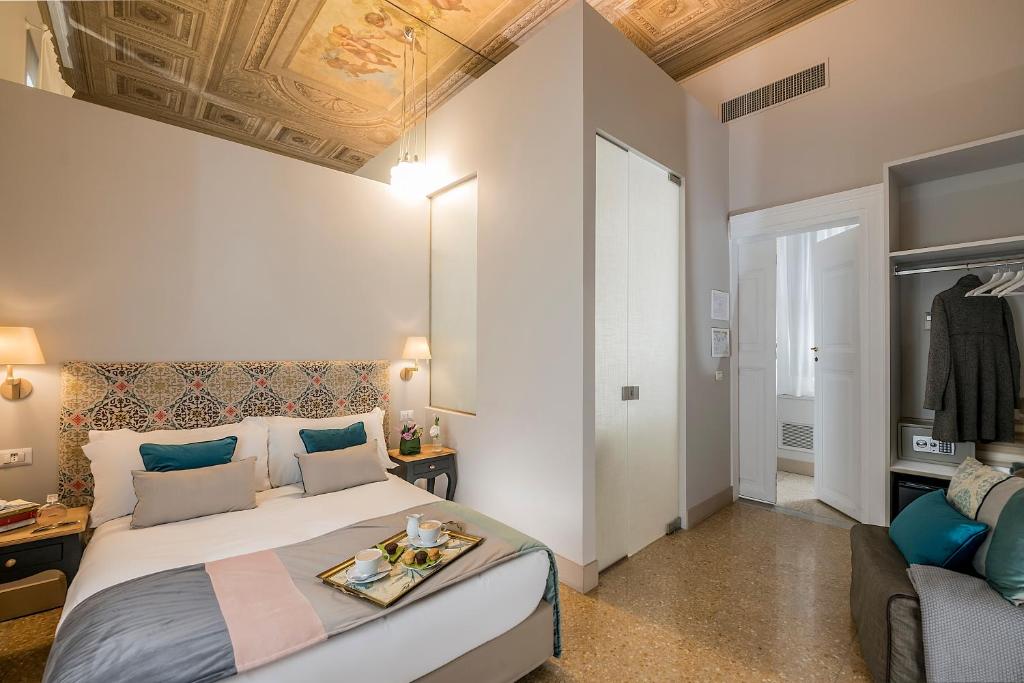 A bed or beds in a room at Boutique Hotel Atelier '800