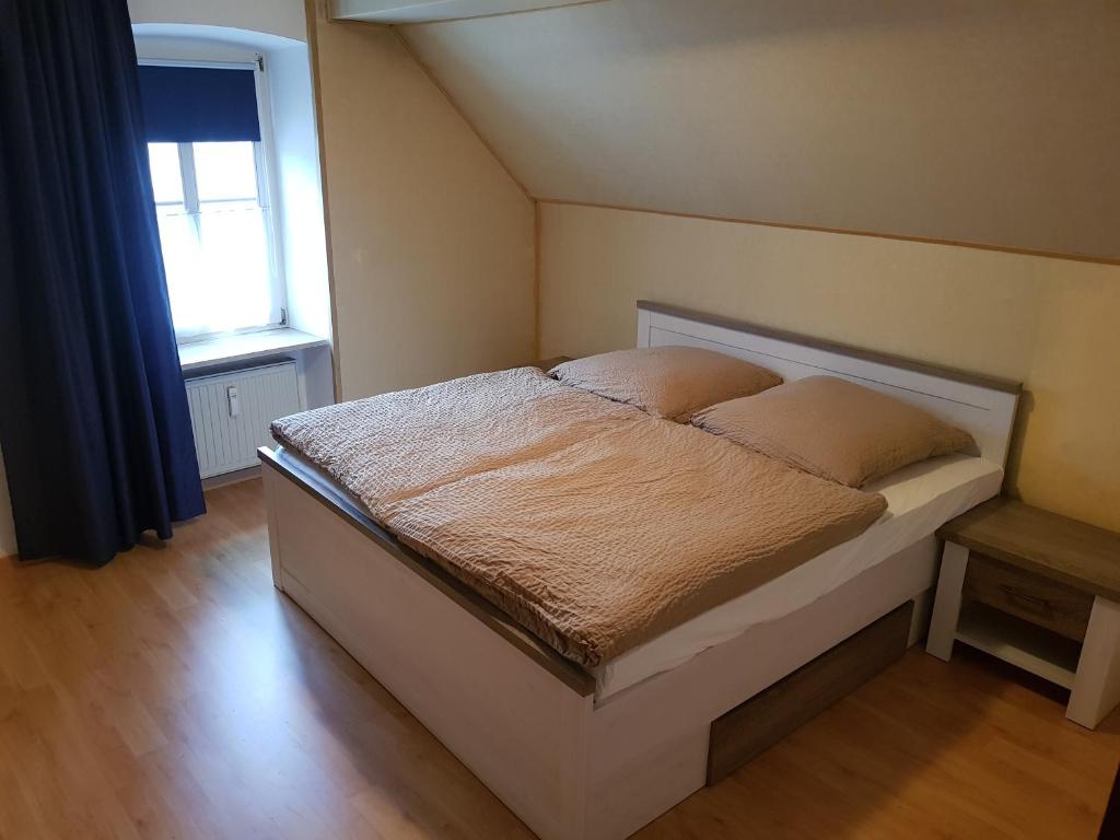 トラーベン・トラーバッハにあるFerienwohnung Liebeskummerのベッドルーム1室(枕2つ付)