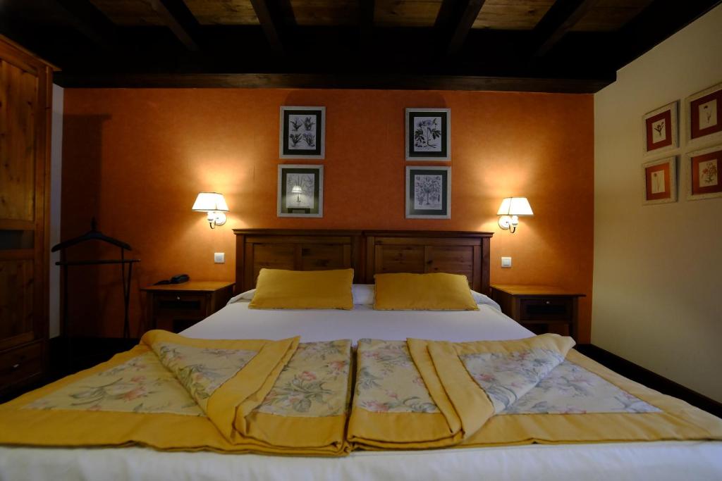 Postel nebo postele na pokoji v ubytování Hotel Pradas Ordesa