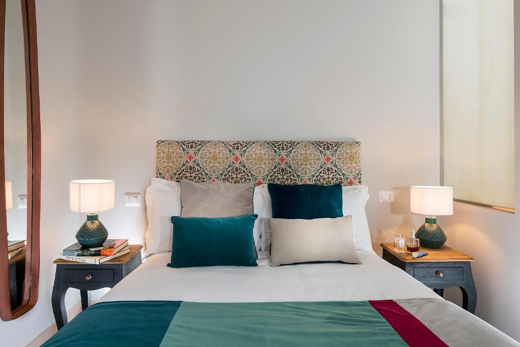 A bed or beds in a room at Boutique Hotel Atelier '800