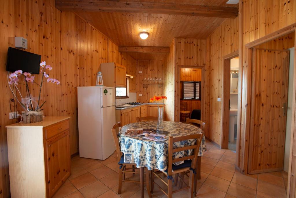Kuchnia lub aneks kuchenny w obiekcie Villaggio Smeraldo