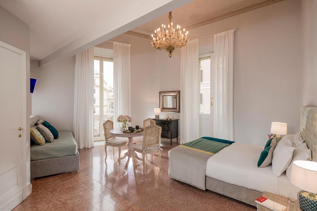 ein Wohnzimmer mit einem Bett und einem Tisch in der Unterkunft Boutique Hotel Atelier '800 in Rom