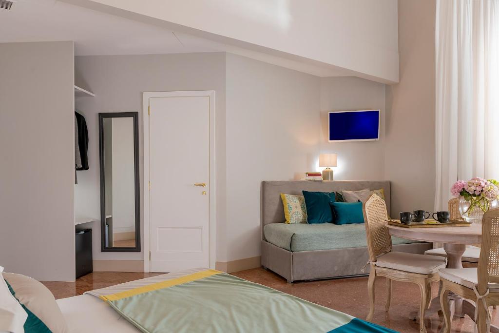 A bed or beds in a room at Boutique Hotel Atelier '800