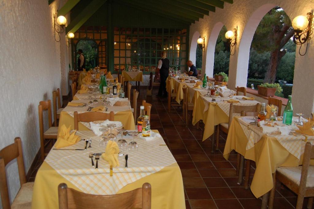 A restaurant or other place to eat at Hotel Marelba