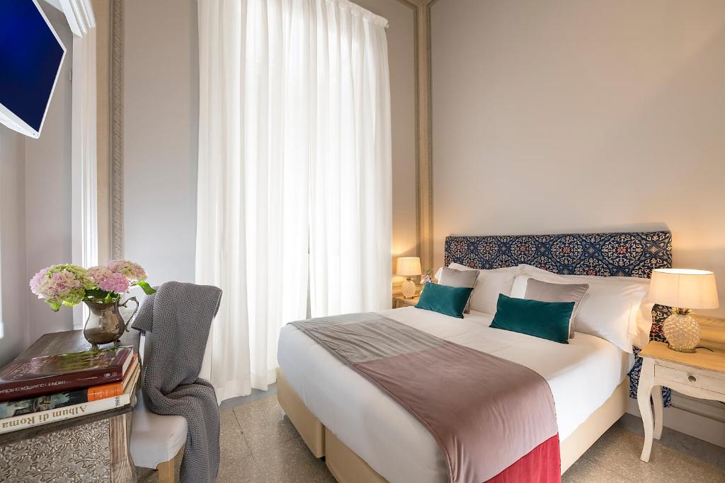 A bed or beds in a room at Boutique Hotel Atelier '800