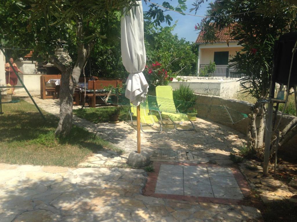 Vonkajšia záhrada v ubytovaní APARTMANI LIDIJA VINIŠČE