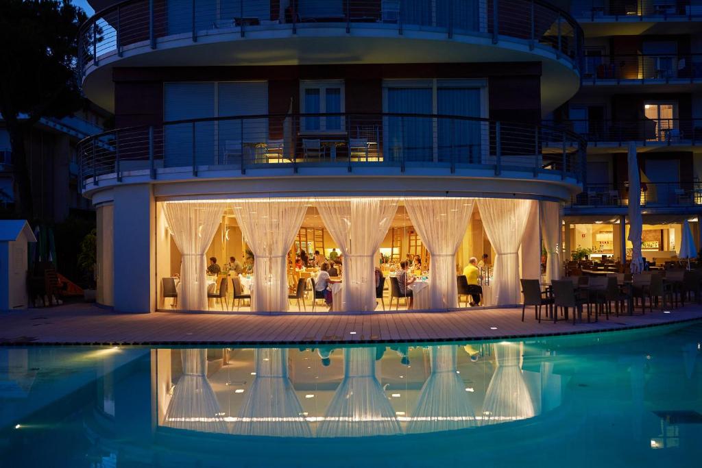 Bazén v ubytování Jesolopalace Hotel & Aparthotel nebo v jeho okolí