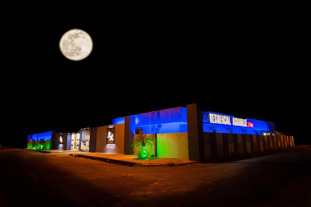 un edificio de noche con luna llena en el cielo en RESIDENCIAL AGUADULCE, en Aguadulce