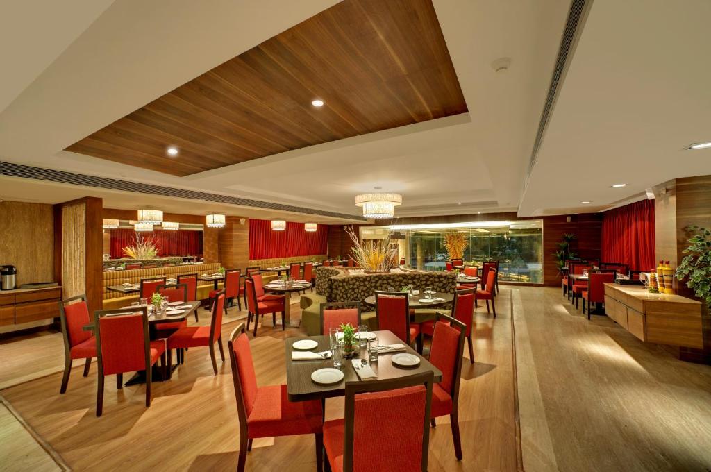 Restaurace v ubytování Ramada Ahmedabad
