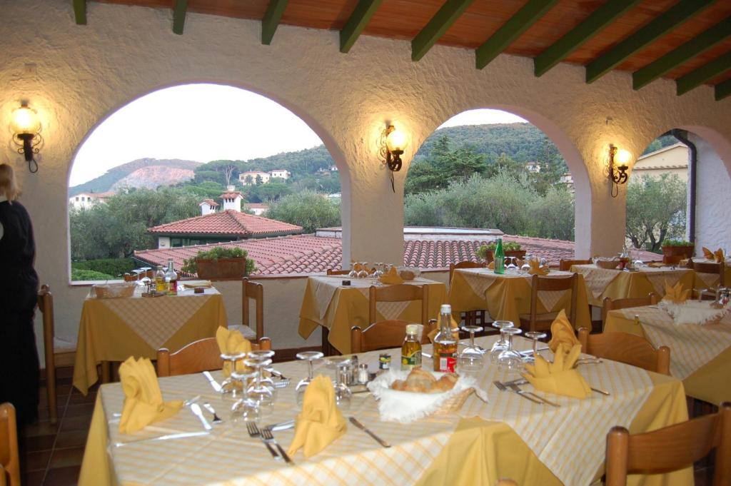 A restaurant or other place to eat at Hotel Marelba