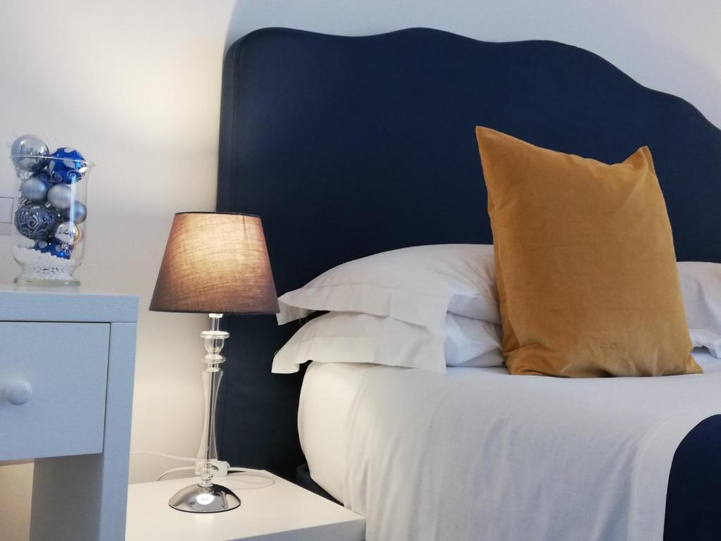 Postel nebo postele na pokoji v ubytování Domus Fortunae B&B