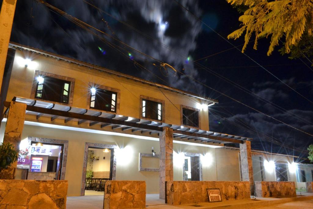 um edifício com luzes à frente à noite em Pousada Guiné em Mucugê