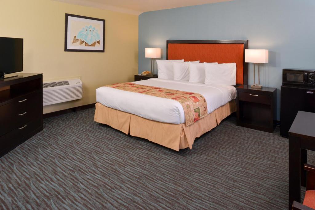 een hotelkamer met een groot bed en een televisie bij Bay View Inn - Morro Bay in Morro Bay