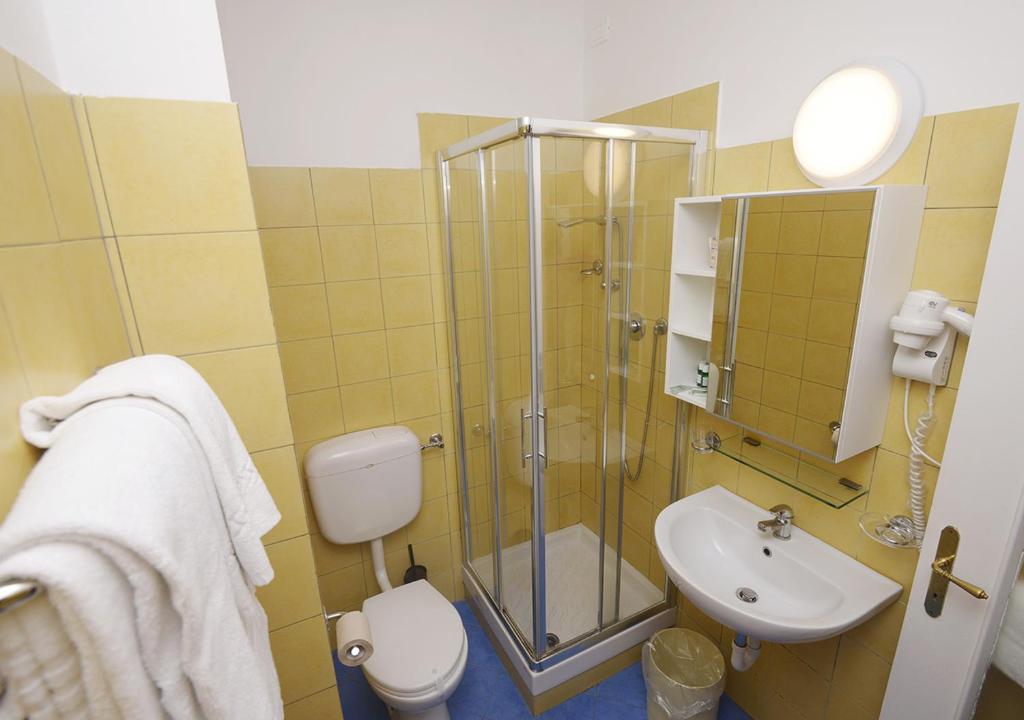 Koupelna v ubytování Hotel Mediterranee