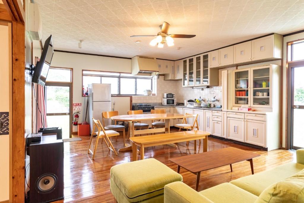 een keuken en een woonkamer met een tafel en stoelen bij Green Beach House Iezima / Vacation STAY 8892 in Ie