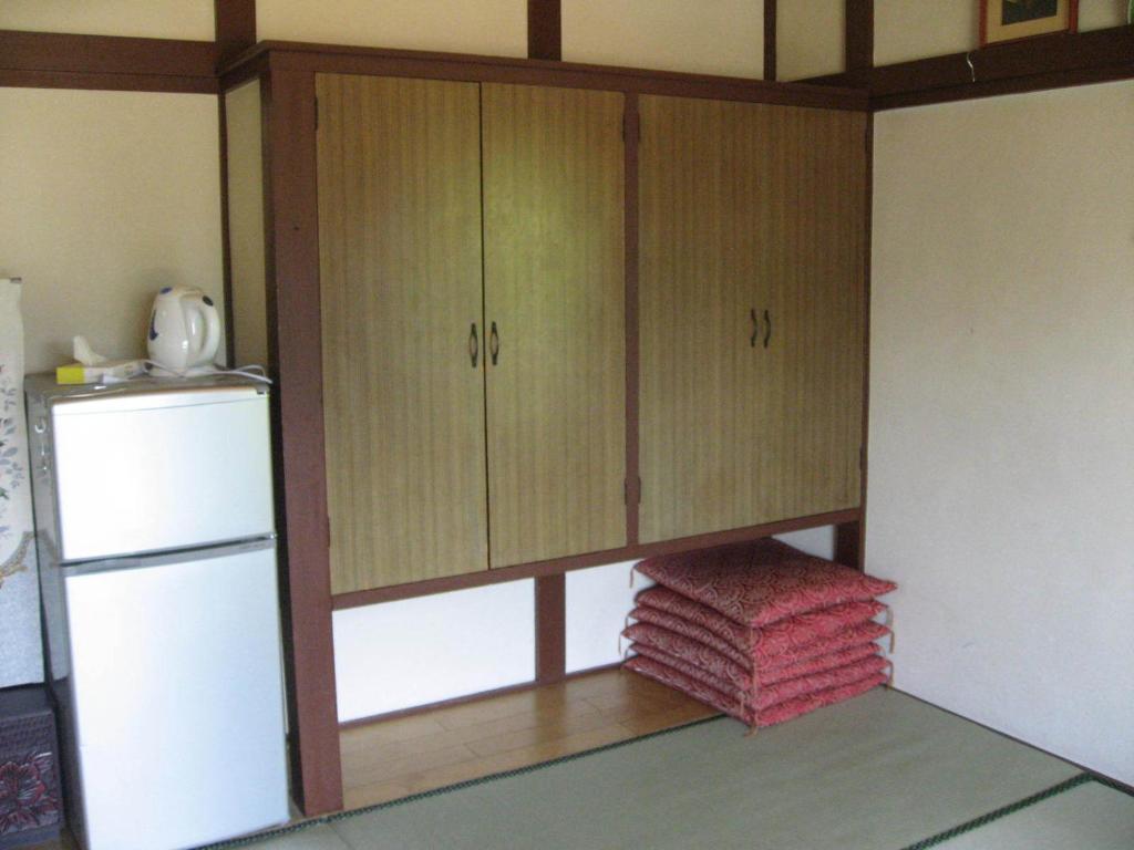 Il comprend une cuisine équipée d'un placard et d'un réfrigérateur. dans l'établissement Maruyaso, à Fujikawaguchiko 37 autres photos