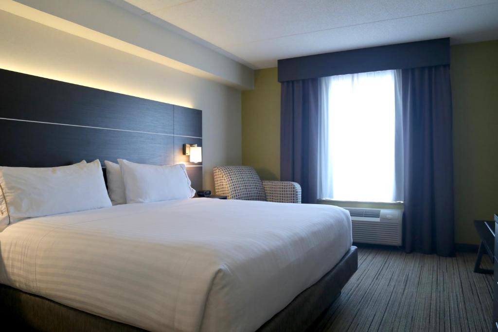Postel nebo postele na pokoji v ubytování Holiday Inn Express Brampton by IHG