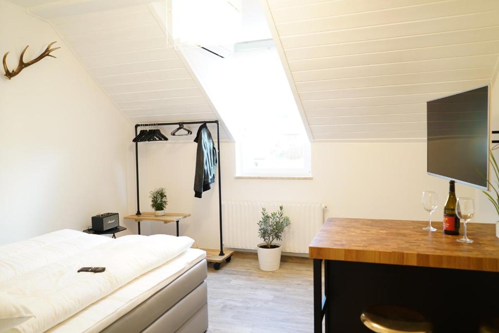 1 dormitorio con 1 cama y 1 mesa con copas de vino en Life Studio & City Bike, en Bolzano