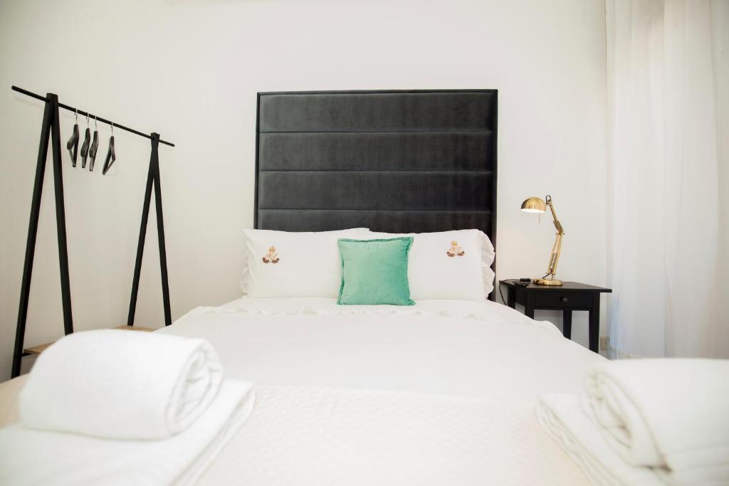 ML Apartments Charming Rooms - Standard Double Room With Shared Bathroom