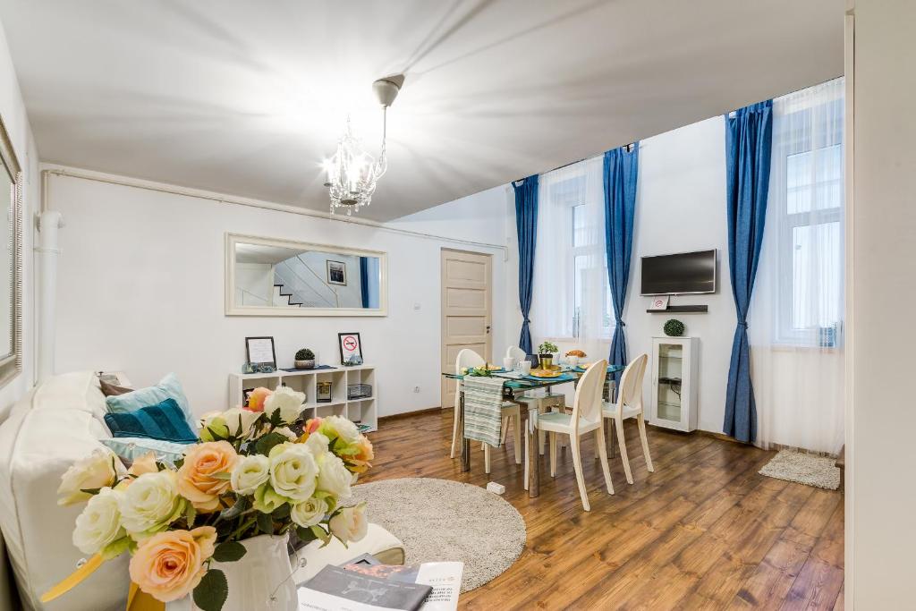 ブダペストにあるBeautiful Apartment at Basilicaのリビングルーム(ソファ、テーブル付)