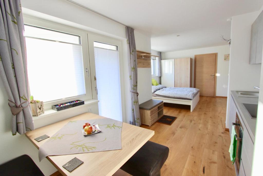 een woonkamer met een tafel en een raam bij Appartement Sophia in Brixen im Thale