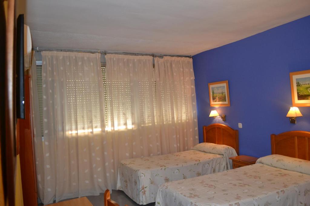 Hostal Al-Qazeres - Budget Twin Room