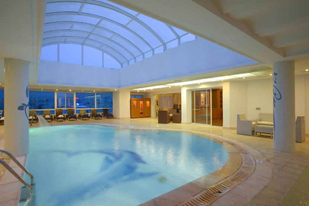 Swimming pool sa o malapit sa The Penthouse Suites Hotel
