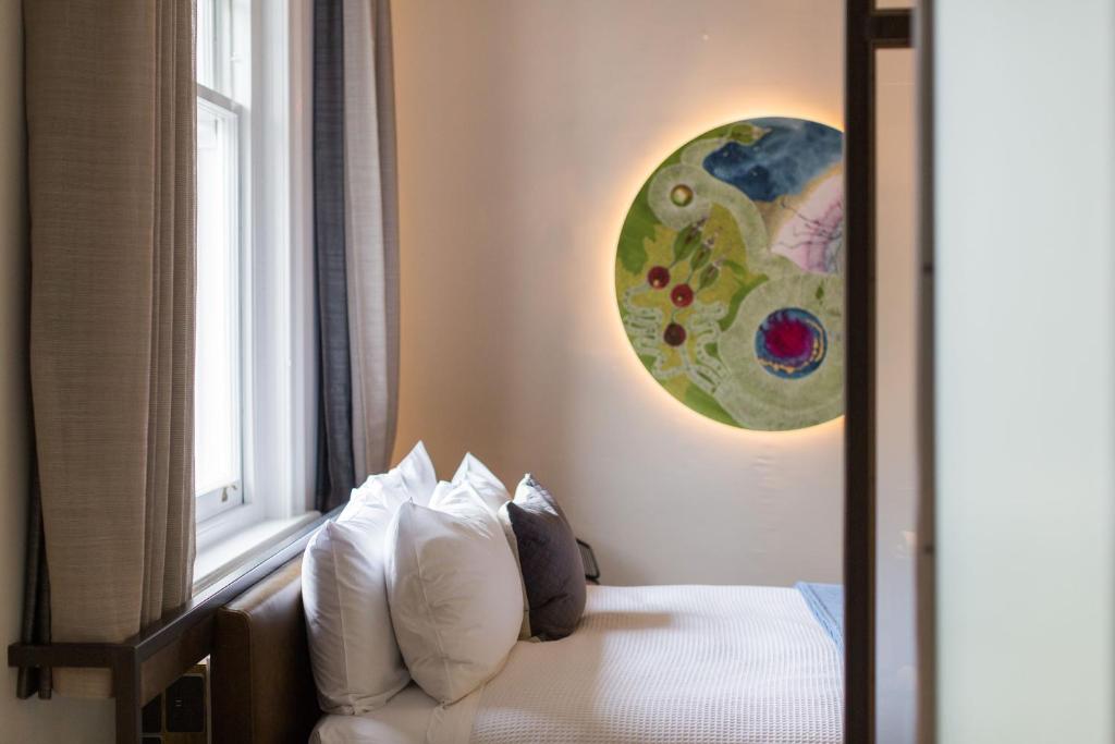 Postel nebo postele na pokoji v ubytování Clarence Boutique Hotel