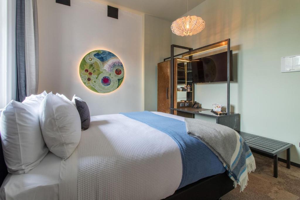 Postel nebo postele na pokoji v ubytování Clarence Boutique Hotel