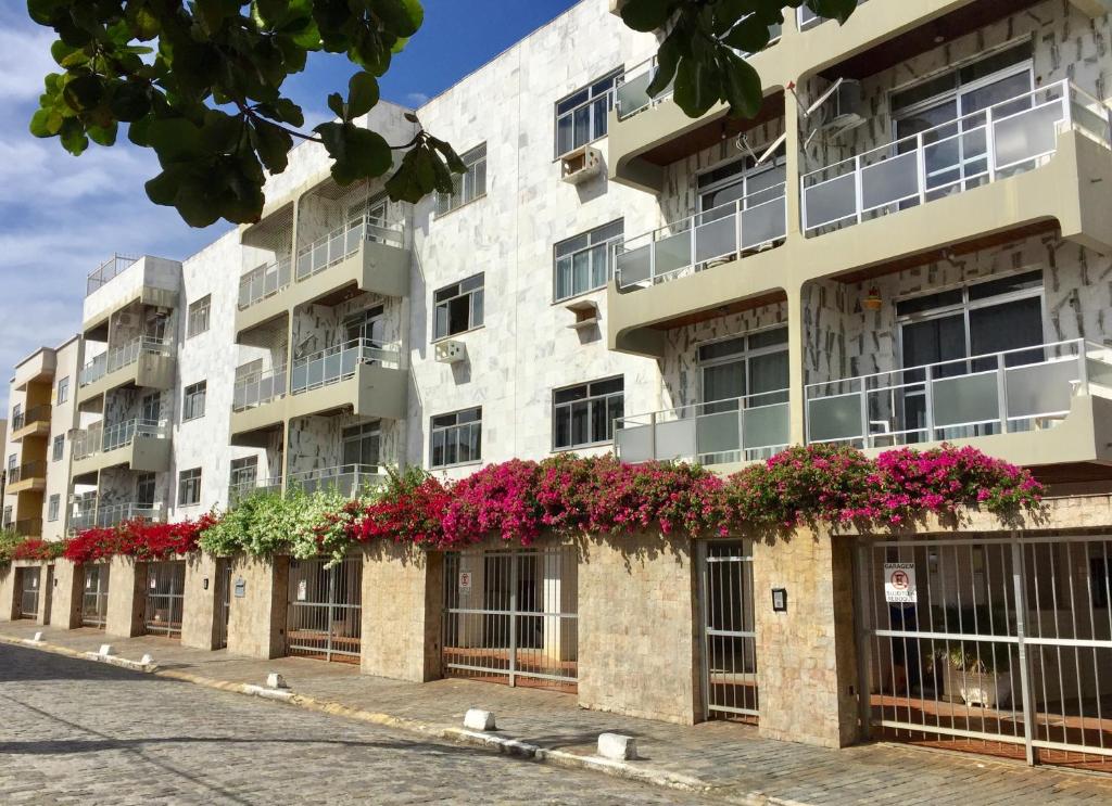 un edificio de apartamentos con flores en la fachada en CABO FRIO - RJ - Praia do Forte, en Cabo Frío
