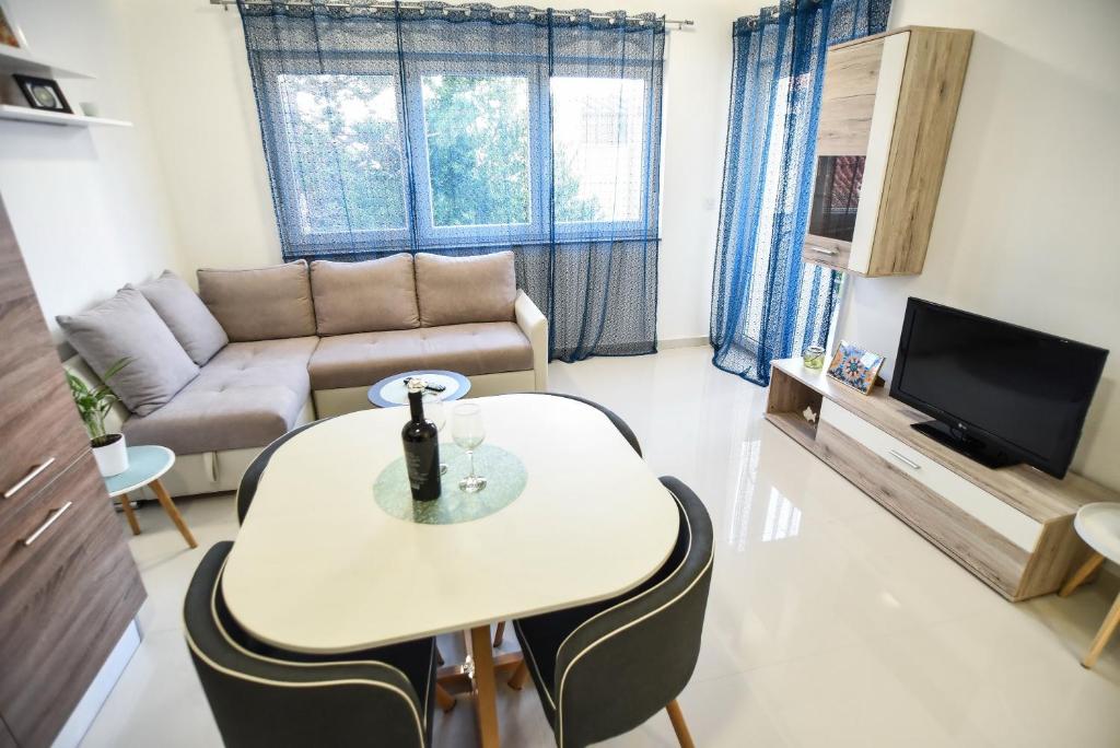Televízia a/alebo spoločenská miestnosť v ubytovaní Apartman Mar