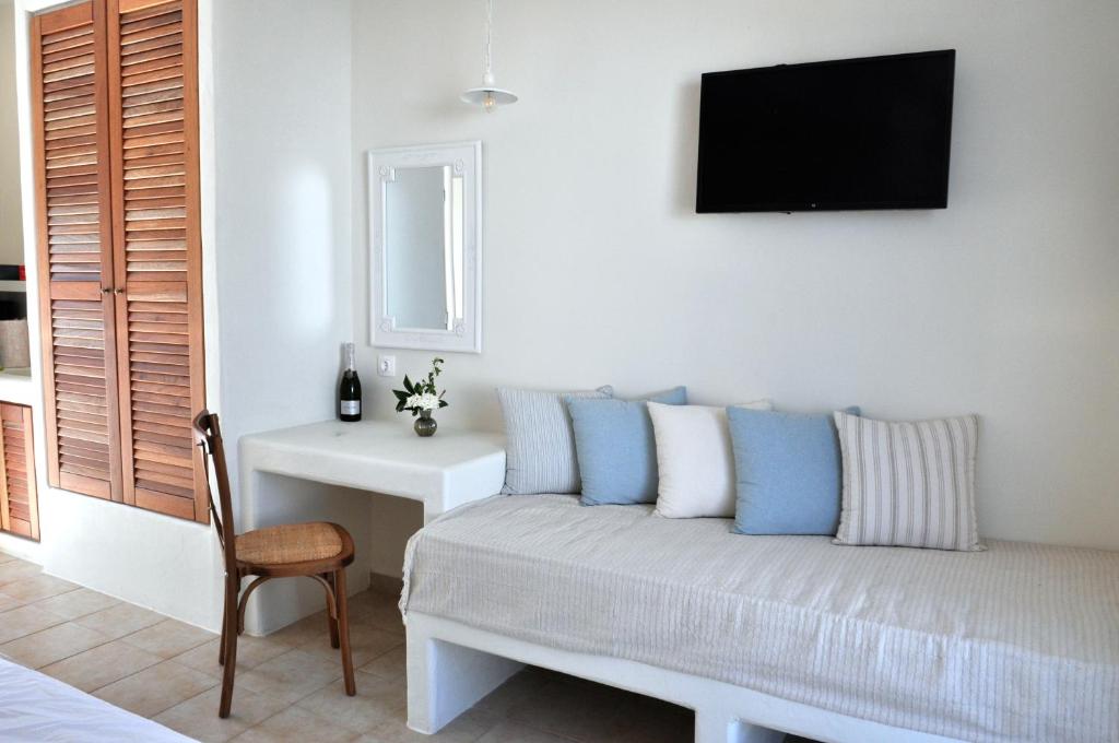 TV a/nebo společenská místnost v ubytování Stegna Akti Luxury Suites