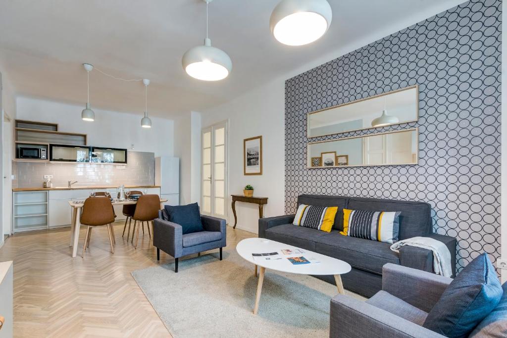- un salon avec un canapé et une table dans l'établissement Gálya Apartment, à Budapest