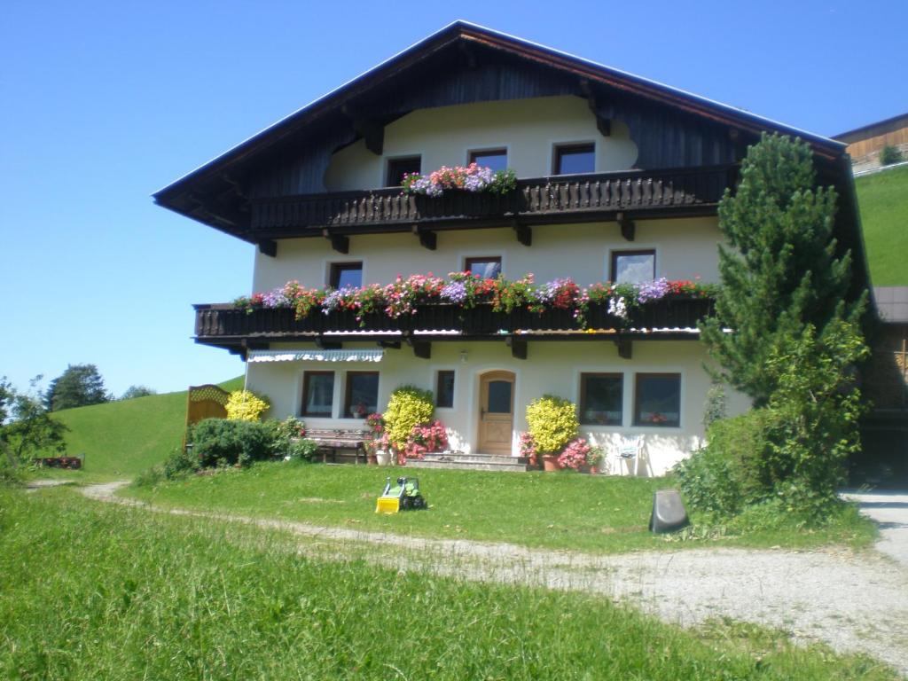 una casa en una colina con flores en Schwendter-Hof, en Westendorf