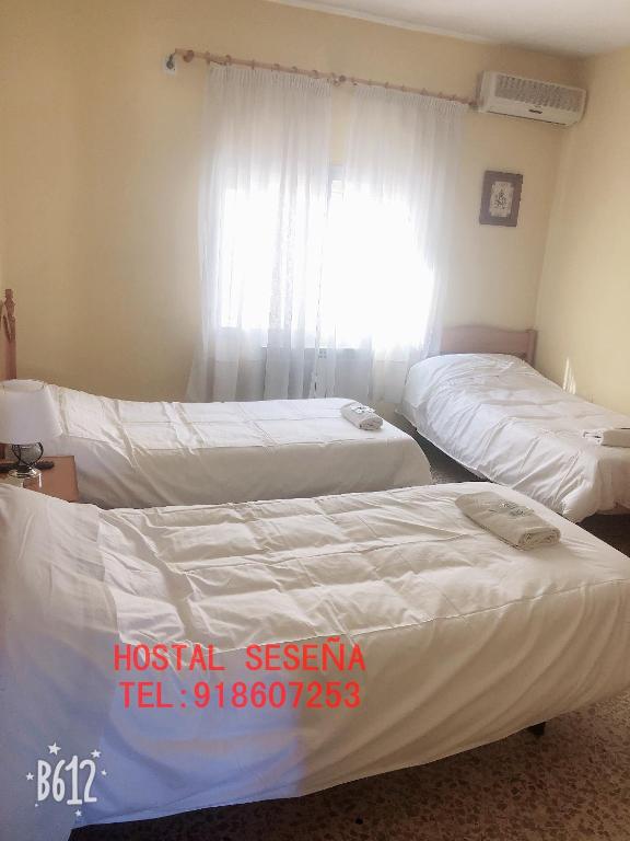 Postel nebo postele na pokoji v ubytování Hostal Seseña