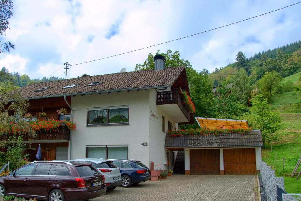 ein Haus mit auf einem Parkplatz geparkt in der Unterkunft Haus Brengartner in Münstertal