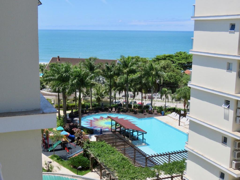 desde el balcón de un hotel con vistas a la piscina y al océano en Beto Carrero e Belas Praias, 2 qrts e 2 banheiros, en Penha