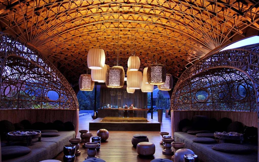 een grote kamer met verschillende kroonluchters en een podium bij Veranda High Resort Chiang Mai - MGallery in Hang Dong