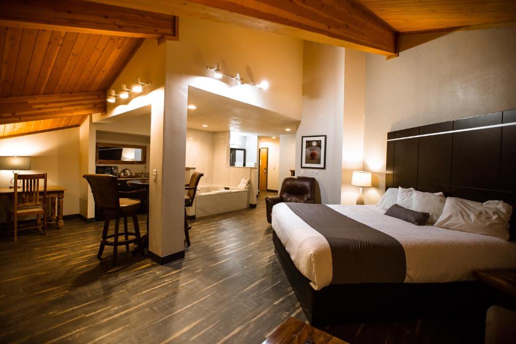 Postel nebo postele na pokoji v ubytování Ten Pin Inn & Suites