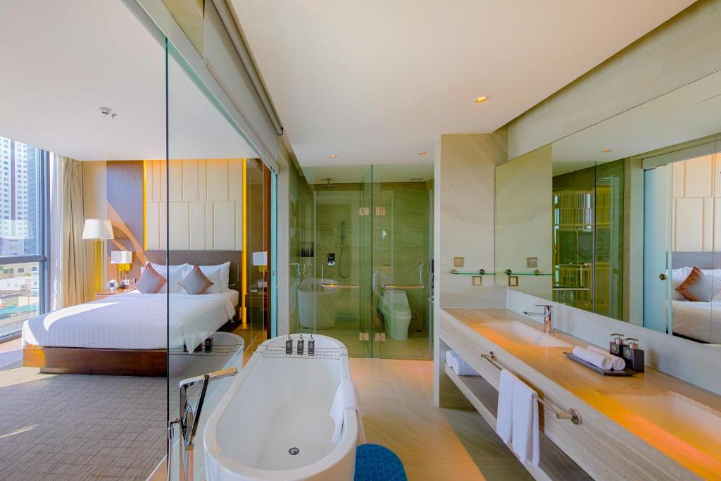 Koupelna v ubytování New Orient Hotel Da Nang