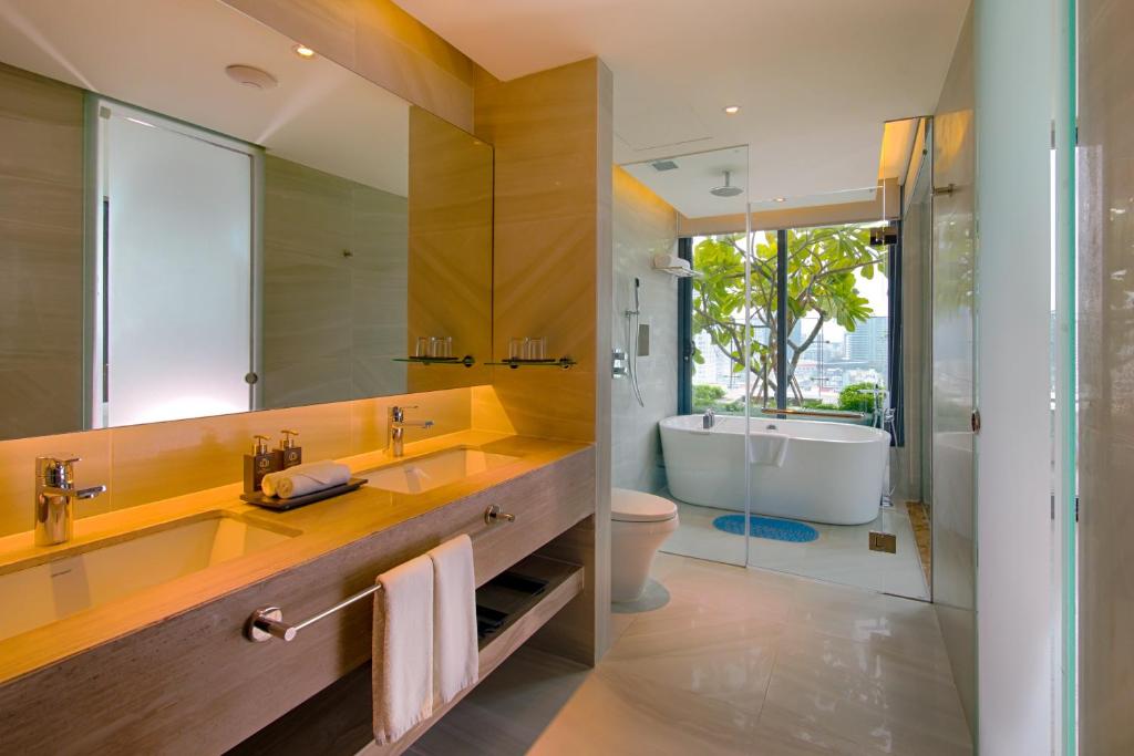 Suite có giường cỡ King với ban công