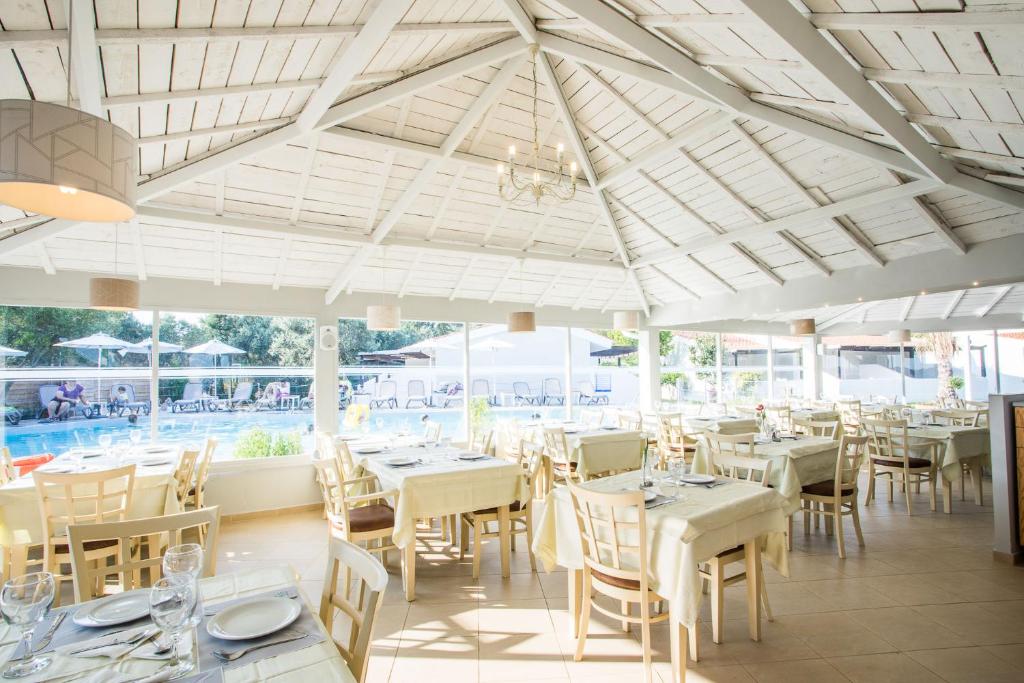 A restaurant or other place to eat at Coral Blue Beach Hotel Gerakini