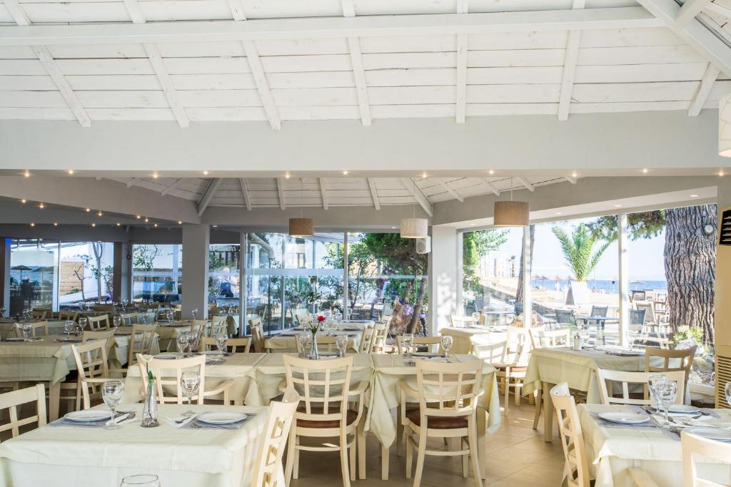 A restaurant or other place to eat at Coral Blue Beach Hotel Gerakini