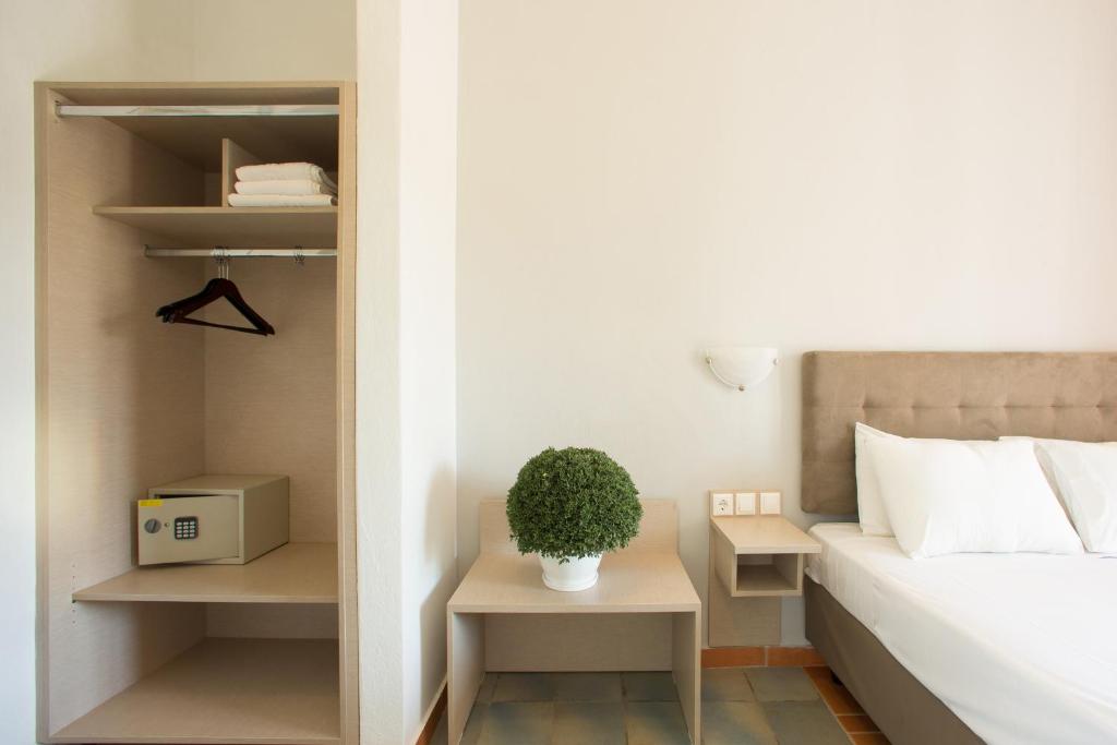 A bed or beds in a room at Coral Blue Beach Hotel Gerakini