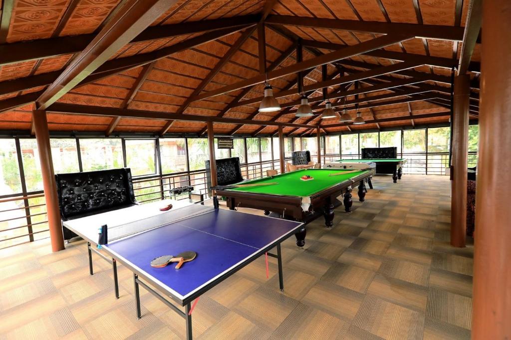 Biliár nebo kulečník v ubytování Jal Mahal Resort and Spa