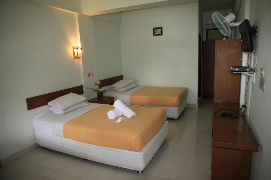 Pandu Lakeside Hotel Parapat - Quadruple Room With Lake View