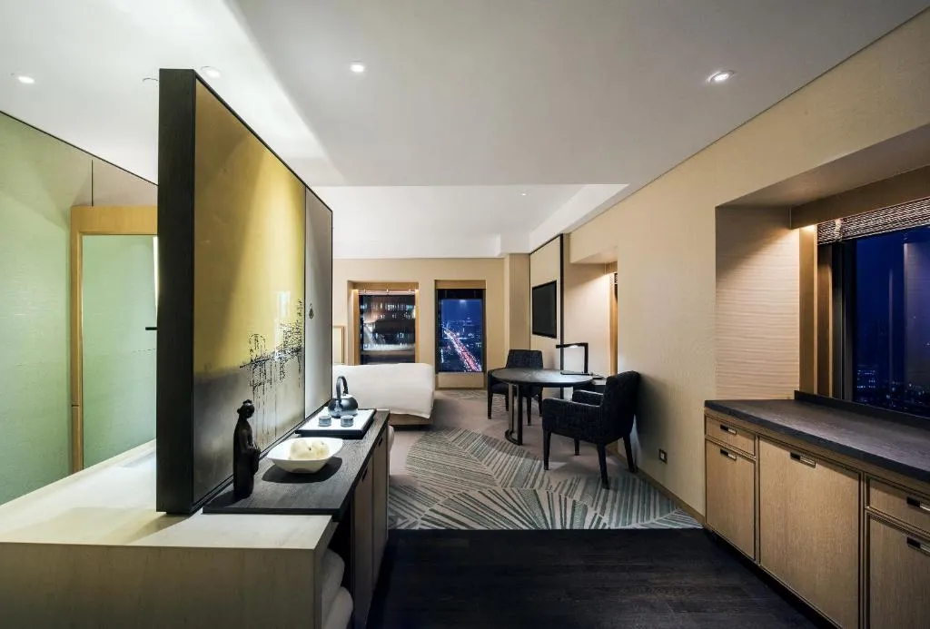 Deluxe King Room with City View