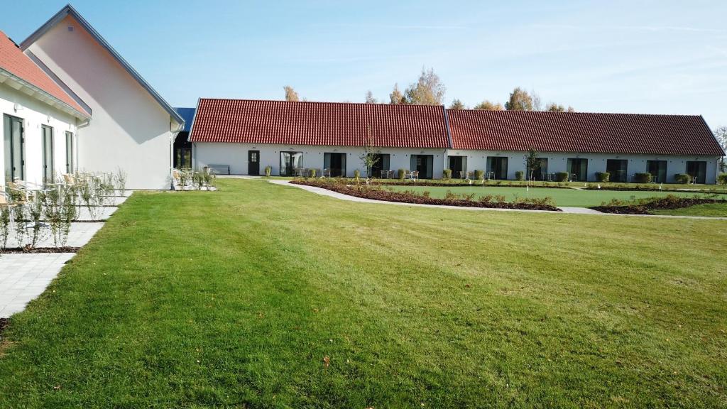 une grande cour devant un bâtiment dans l'établissement Araslöv Golf & Resort, à Kristianstad